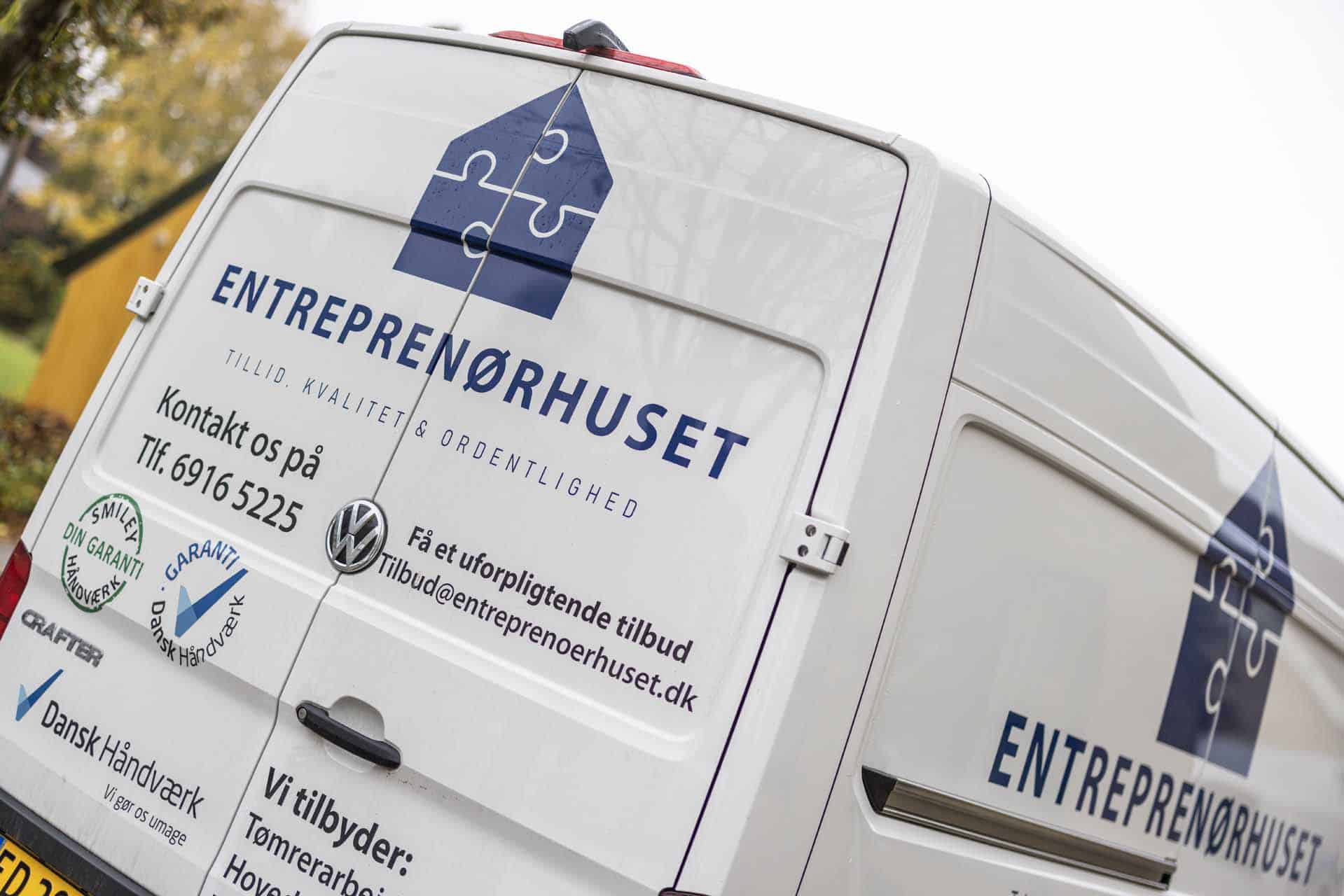 Varevogn med logo på bagsiden