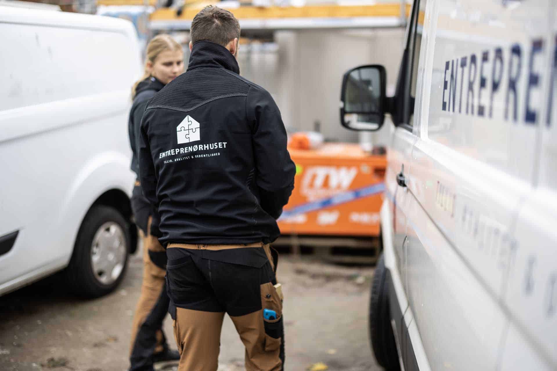 Mand og kvinde møder ind til arbejde